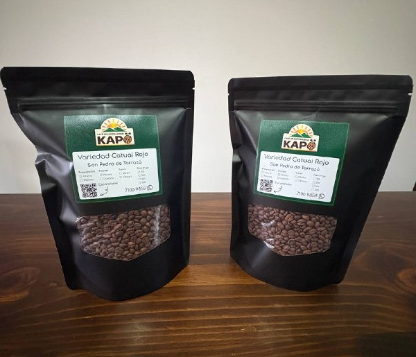 Dos bolsas de Café Kapö, variedad Catuaí Rojo de San Pedro de Tarrazú, con ventana que muestra el grano tostado